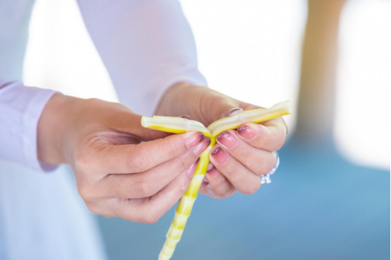 刀切会破坏苦笋风味,当地人一般建议手撕